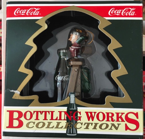 45166-4 € 10,00 coca cola ornament kabouter op trap bij fles.jpeg